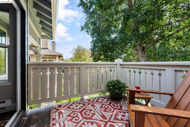 122 Lakeshore Ct, Richmond, CA 94804