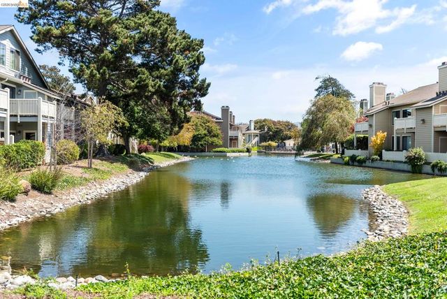 122 Lakeshore Ct, Richmond, CA 94804