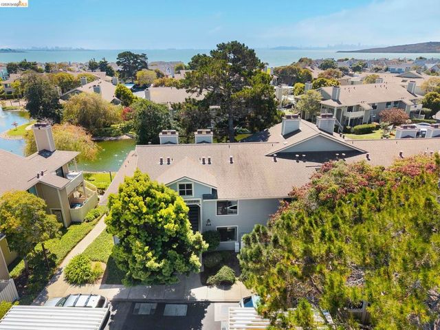 122 Lakeshore Ct, Richmond, CA 94804
