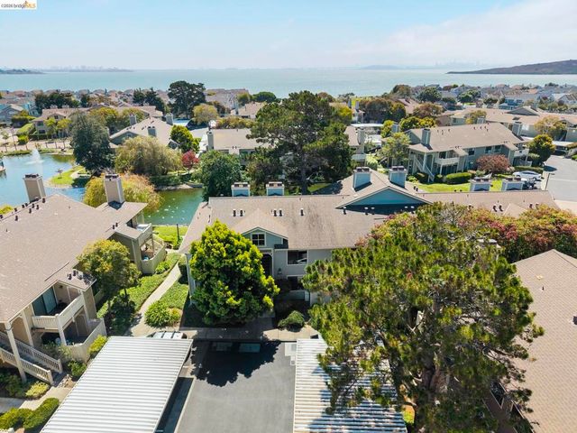 122 Lakeshore Ct, Richmond, CA 94804