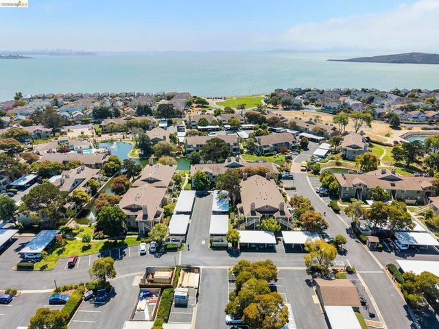 122 Lakeshore Ct, Richmond, CA 94804