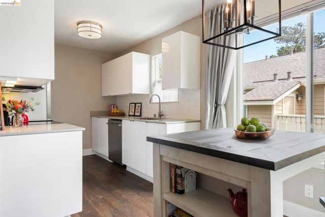 122 Lakeshore Ct, Richmond, CA 94804