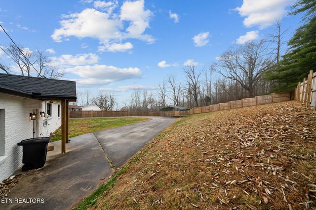 448 Woolsey Rd, Harriman, TN 37748