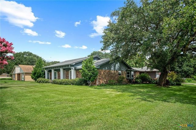 300 Green Avenue, Palacios, TX 77465