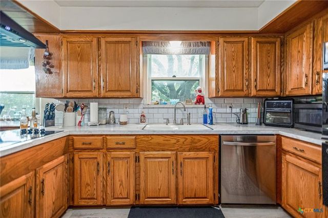 300 Green Avenue, Palacios, TX 77465