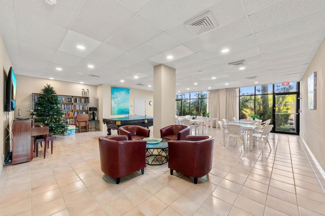 2400 Presidential Way 1706, West Palm Beach, FL 33401