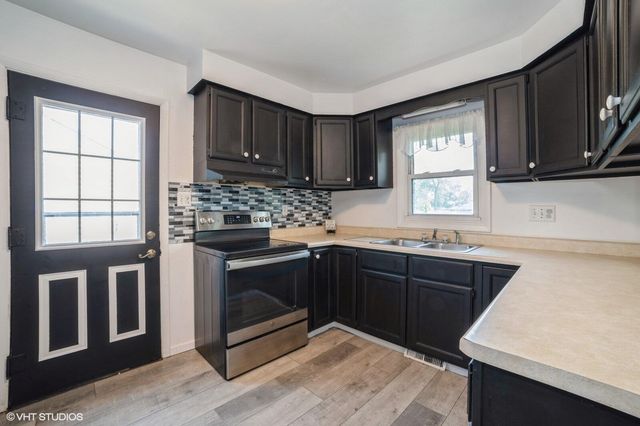 2 Meadow Lane, Merrillville, IN 46410