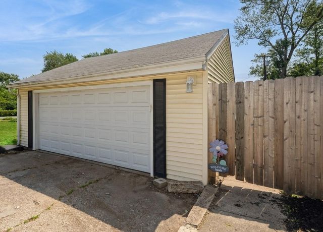 2 Meadow Lane, Merrillville, IN 46410