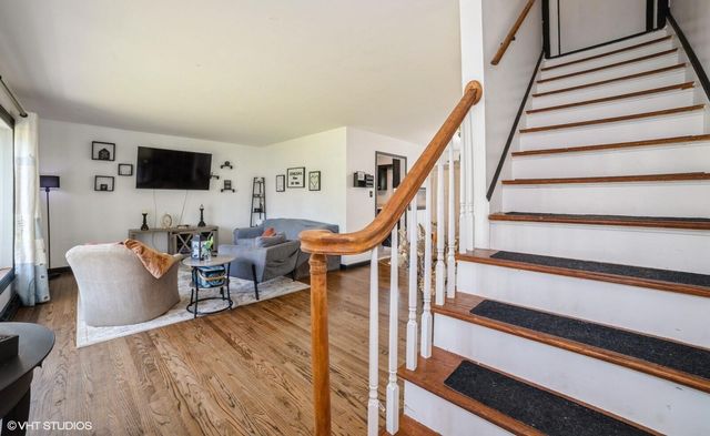 2 Meadow Lane, Merrillville, IN 46410