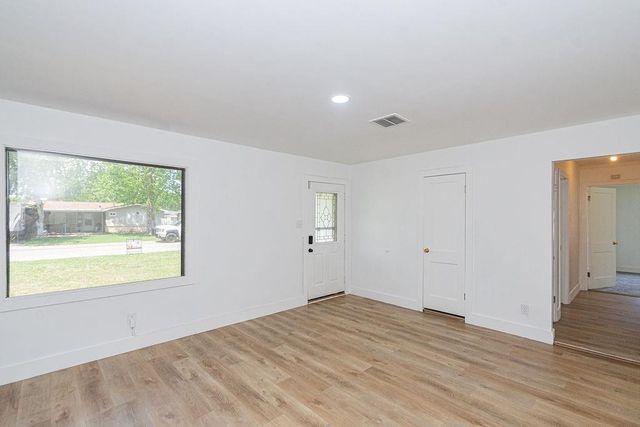 525 20th Avenue N, Texas City, TX 77590