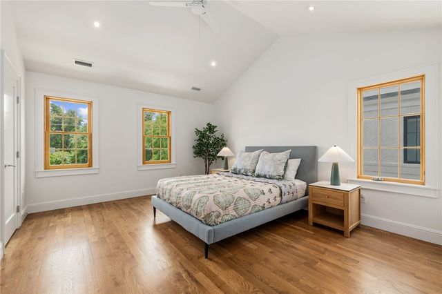 349 SE 4th Street, Bentonville, AR 72712