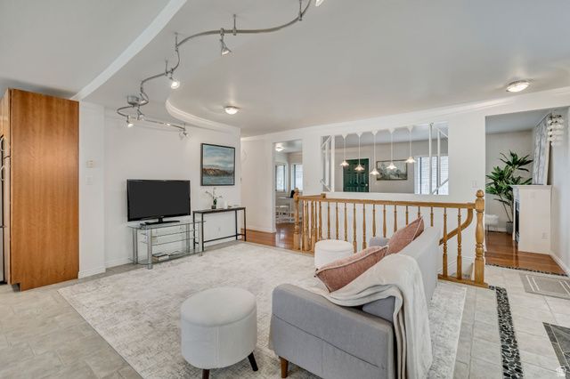 635 E PIONEER AVE, Sandy, UT 84070