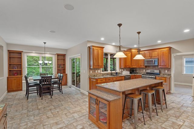 2000 CHAPEL RIDGE RD, Columbia, MO 65203