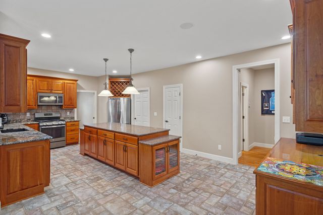 2000 CHAPEL RIDGE RD, Columbia, MO 65203
