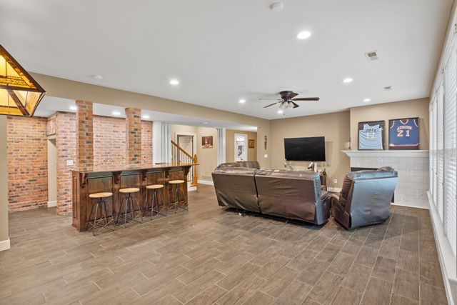 2000 CHAPEL RIDGE RD, Columbia, MO 65203