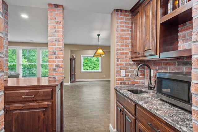 2000 CHAPEL RIDGE RD, Columbia, MO 65203