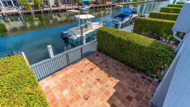 3827 NE 166th St, North Miami Beach, FL 33160