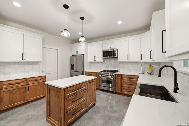 812 Lafayette, Castroville, TX 78009