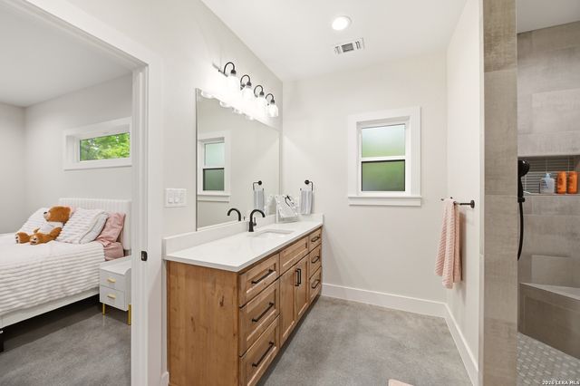 812 Lafayette, Castroville, TX 78009