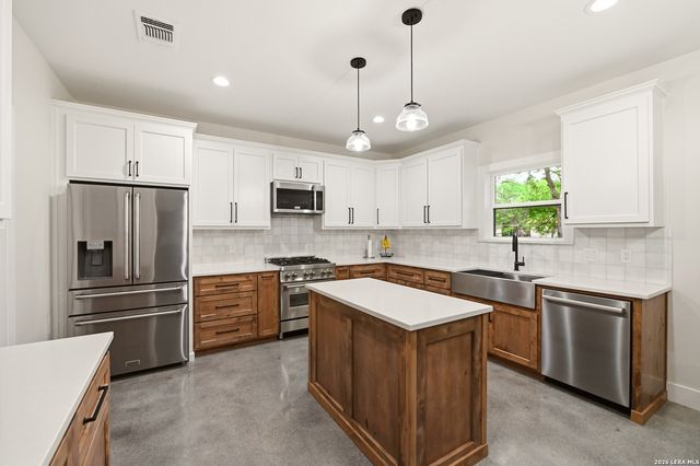 812 Lafayette, Castroville, TX 78009