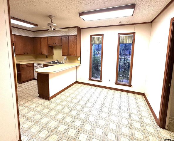 3239 Berryhill Dr, Tyler, TX 75702