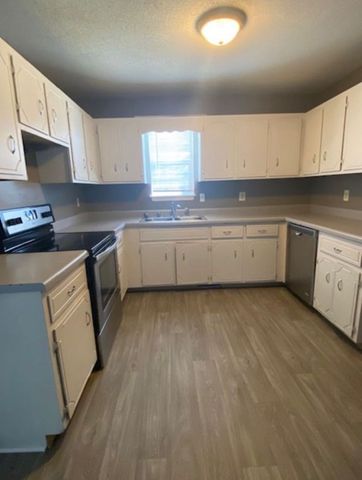 812 Washington Ave, Oak Grove, KY 42262