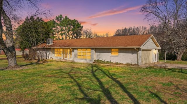 8 Hilltop Rd, Fayetteville, TN 37334