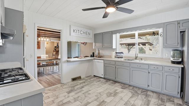 8 Hilltop Rd, Fayetteville, TN 37334