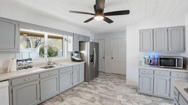 8 Hilltop Rd, Fayetteville, TN 37334