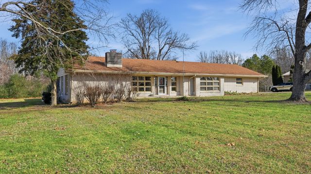 8 Hilltop Rd, Fayetteville, TN 37334