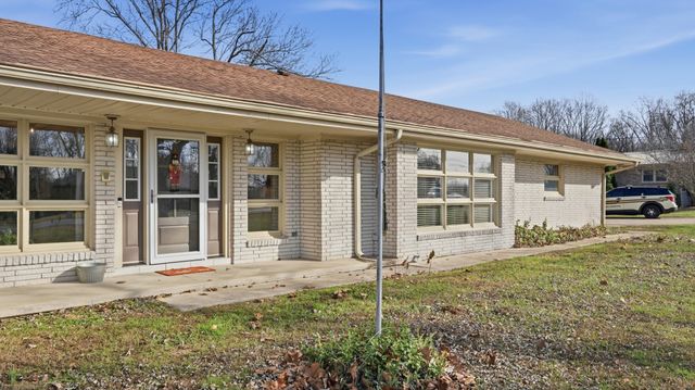 8 Hilltop Rd, Fayetteville, TN 37334