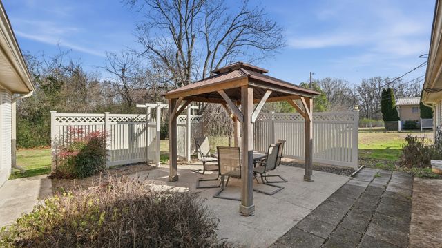 8 Hilltop Rd, Fayetteville, TN 37334