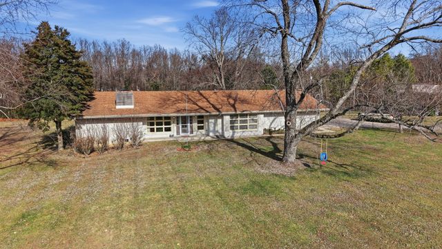 8 Hilltop Rd, Fayetteville, TN 37334
