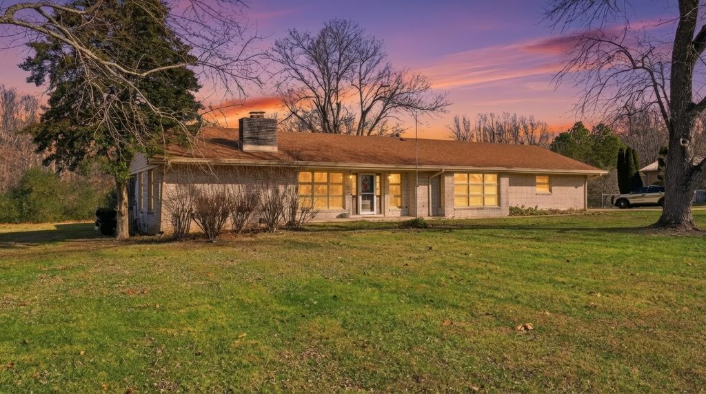 8 Hilltop Rd, Fayetteville, TN 37334