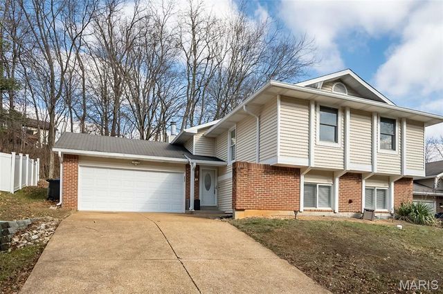 537 Treetop Village Drive, Ballwin, MO 63021