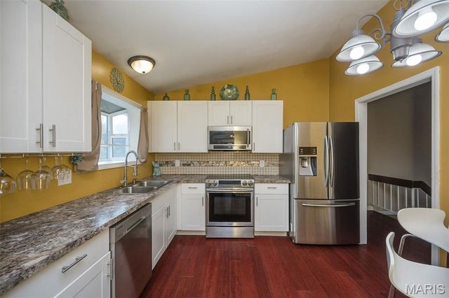 537 Treetop Village Drive, Ballwin, MO 63021