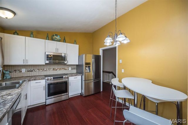 537 Treetop Village Drive, Ballwin, MO 63021