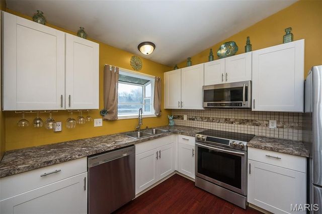 537 Treetop Village Drive, Ballwin, MO 63021