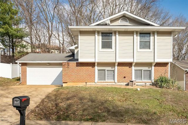 537 Treetop Village Drive, Ballwin, MO 63021