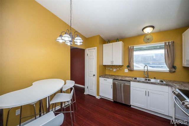 537 Treetop Village Drive, Ballwin, MO 63021