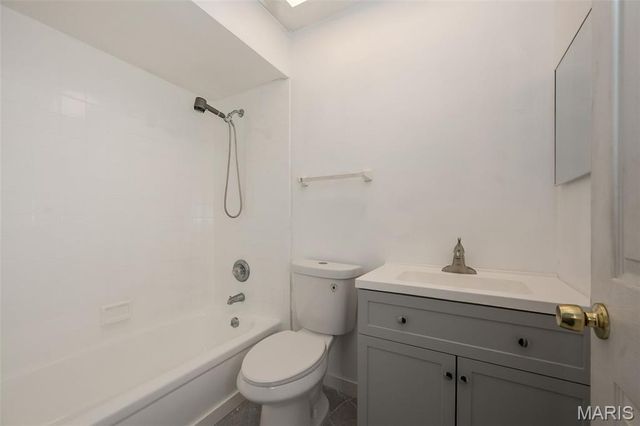 537 Treetop Village Drive, Ballwin, MO 63021