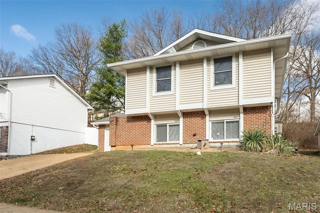 537 Treetop Village Drive, Ballwin, MO 63021