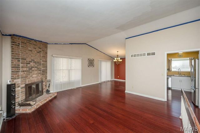 537 Treetop Village Drive, Ballwin, MO 63021