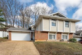 537 Treetop Village Drive, Ballwin, MO 63021