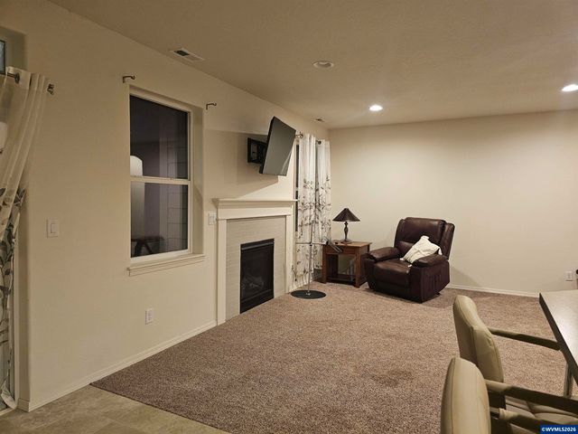 1363 Jefferson St, Independence, OR 97351