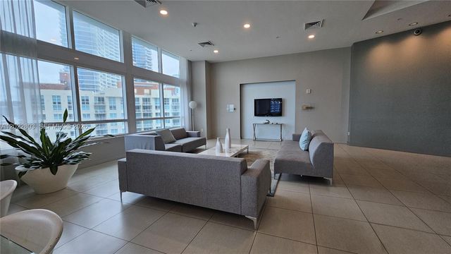 1900 N Bayshore Dr 3717, Miami, FL 33132