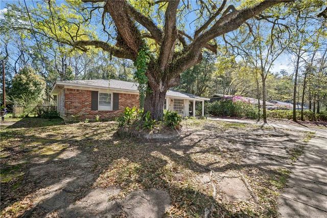 1605 Greenbrier Drive E, Mobile, AL 36605