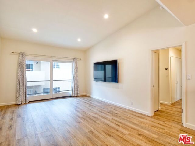 337 N Oakhurst Drive 6, Beverly Hills, CA 90210