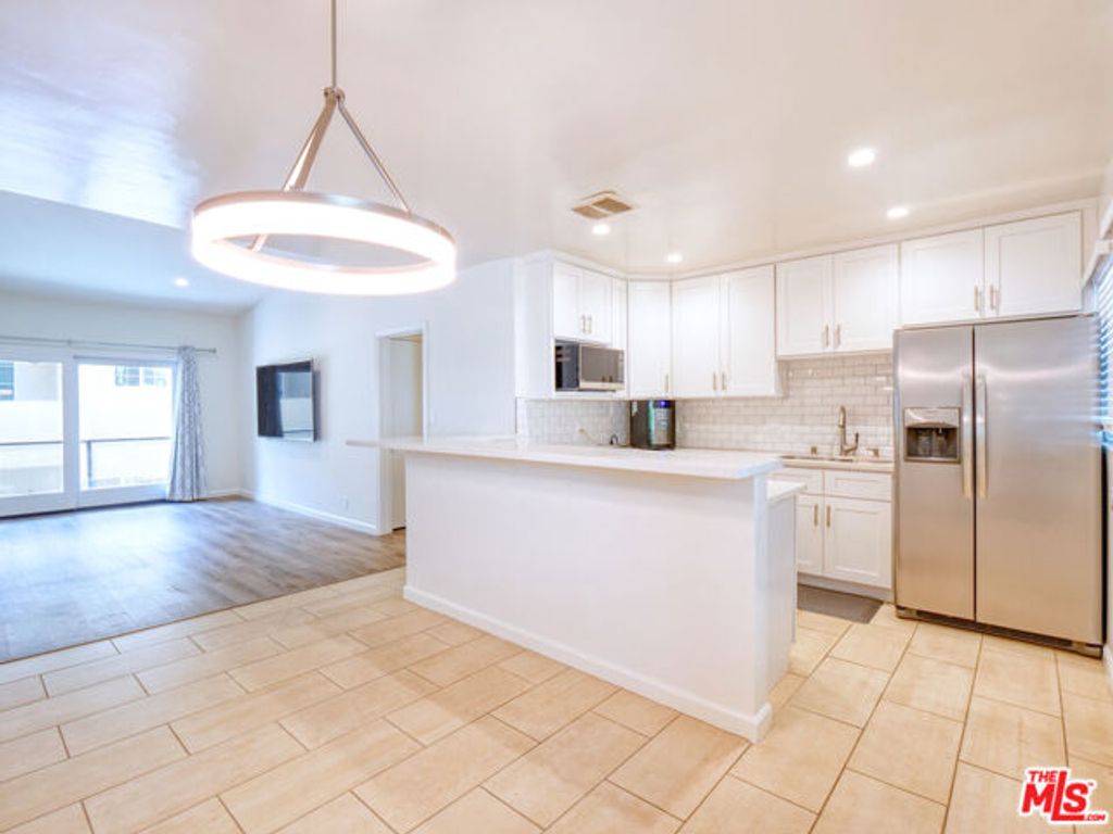 337 N Oakhurst Drive 6, Beverly Hills, CA 90210