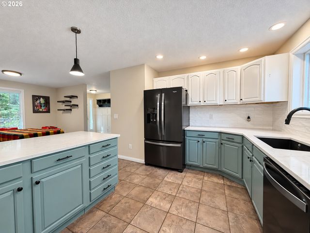 3293 SOUTHVIEW Dr, Eugene, OR 97405